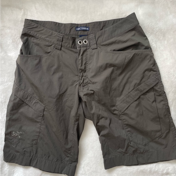Arc'teryx Other - Arc'teryx Cargo Shorts Durable Knee-Length